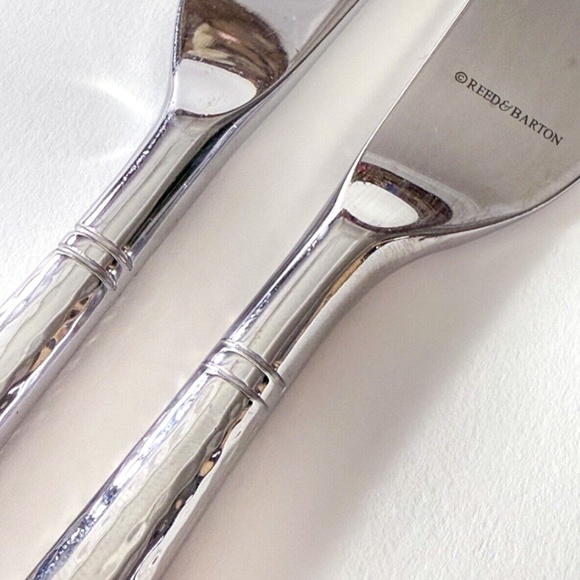 (2) Reed & Barton Hammered Stainless Steel Dinner Knives – Good/Fair Condition - Picture 4 of 6